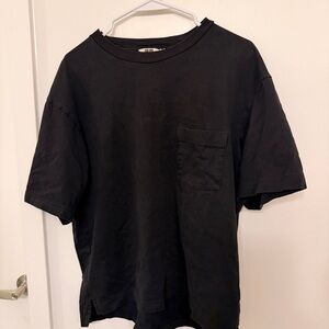 UNI
QLO U T-Shirt , Size Medium